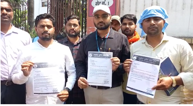bstvlive's tweet photo. लखनऊ

➡️भर्ती को लेकर सैकड़ों अभ्यर्थियों ने किया धरना प्रदर्शन

➡️कृषि भवन पर कृषि प्रावधिक सहायक भर्ती को लेकर प्रदर्शन

➡️10 वर्षों से 906 अभ्यर्थियों की नियुक्ति नहीं की जा रही

➡️सुप्रीम कोर्ट के आदेशा के अनुसार शामिल नहीं किया जा रहा

➡️मांगे नहीं मानी गईं तो किया जाएगा विशाल धरना प्रदर्शन.

#Lucknow