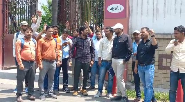 bstvlive's tweet photo. लखनऊ

➡️भर्ती को लेकर सैकड़ों अभ्यर्थियों ने किया धरना प्रदर्शन

➡️कृषि भवन पर कृषि प्रावधिक सहायक भर्ती को लेकर प्रदर्शन

➡️10 वर्षों से 906 अभ्यर्थियों की नियुक्ति नहीं की जा रही

➡️सुप्रीम कोर्ट के आदेशा के अनुसार शामिल नहीं किया जा रहा

➡️मांगे नहीं मानी गईं तो किया जाएगा विशाल धरना प्रदर्शन.

#Lucknow