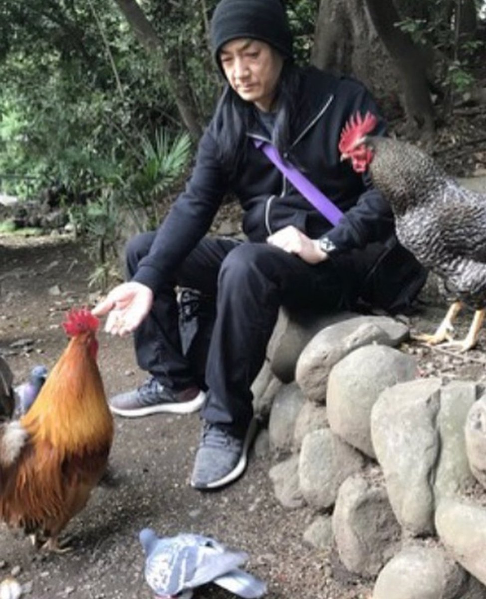 ZULRecords's tweet image. El amigo Akita @MerzbowOfficial #Merzbow dándole de comer a sus pollos...