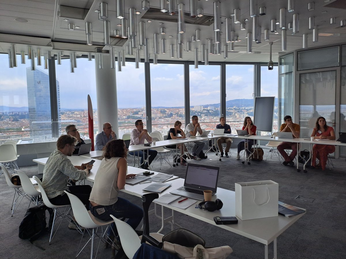 CARAcluster's tweet image. Hier se tenait l&apos;atelier sur l&apos;économie circulaire dans l&apos;industrie, organisé par @CARAcluster et @grandlyon 
Avec une belle vue sur Lyon, les participants ont échangé sur les préoccupations concernant la crise des approvisionnements matières et la loi sur l&apos;industrie verte !