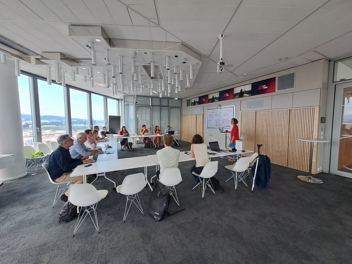 CARAcluster's tweet image. Hier se tenait l&apos;atelier sur l&apos;économie circulaire dans l&apos;industrie, organisé par @CARAcluster et @grandlyon 
Avec une belle vue sur Lyon, les participants ont échangé sur les préoccupations concernant la crise des approvisionnements matières et la loi sur l&apos;industrie verte !