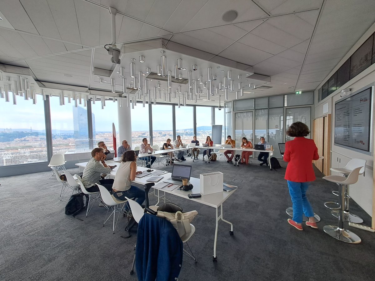 CARAcluster's tweet image. Hier se tenait l&apos;atelier sur l&apos;économie circulaire dans l&apos;industrie, organisé par @CARAcluster et @grandlyon 
Avec une belle vue sur Lyon, les participants ont échangé sur les préoccupations concernant la crise des approvisionnements matières et la loi sur l&apos;industrie verte !