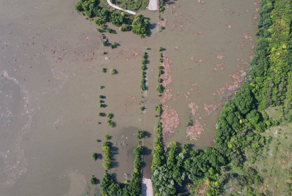 FactsUkraine's tweet photo. #Russia makes another proof of being a terrorist state: a water reservoir dam of a hydro electric plant in #NovaKakhova #Ukraine is blew up causing a huge ecological catastrophe. Soil, houses, property destroyed at huge territories. Part 3

#StopRussia #RussiaIsATerroristState https://t.co/zGyWruRs1s