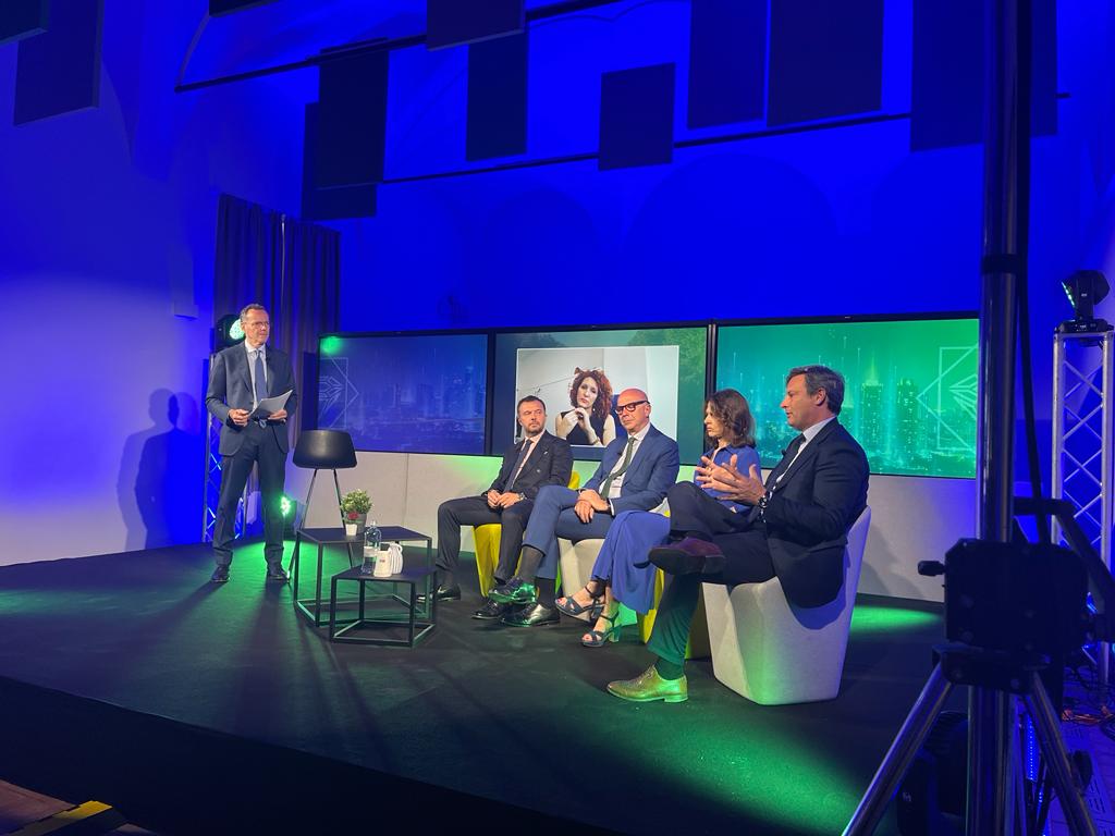 #Sostenibilità secondo #direzionilegali, #studiprofessionali e #boardmanagement nelle prime due tavole rotonde della Convention sulla Sostenibilità nel Mercato Legale.
Iscrizioni allo streaming del 14 giugno e programma qui: news.4clegal.com/convention-sul…