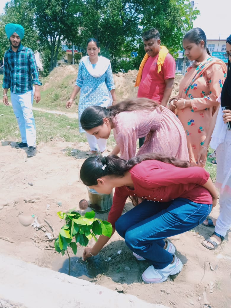 Vatrukh's tweet photo. Involve communities is the message that was sent out. Kuddos to Prof. Loveleen Kaur and her students, Navdeep Kaur from Nagar Council.  We definitely need more active participation from councillors. Think beyond a box this about building #Punjab https://t.co/eDLBIjiCAQ