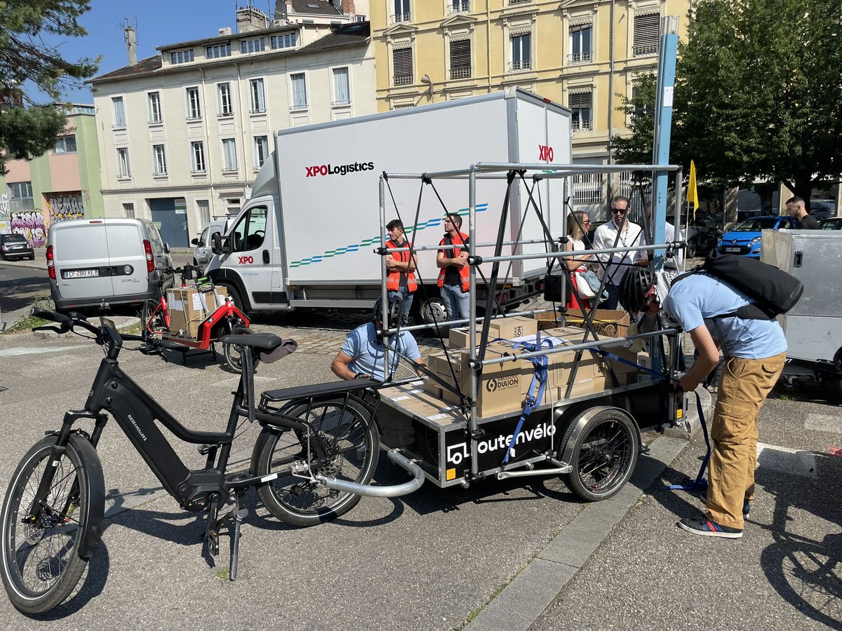 🚛📦🚴🏼‍♂️Inauguration de la #RucheEphémère, expérimentation de hub mobile de #cyclologistique portée par @lecentseptlyon.

✅Ici un espace sur #Lyon7 mis à disposition des opérateurs de #LogistiqueUrbaine permet la↘️du nombre de🚛 en centre-ville et d’améliorer la qualité de l’air !