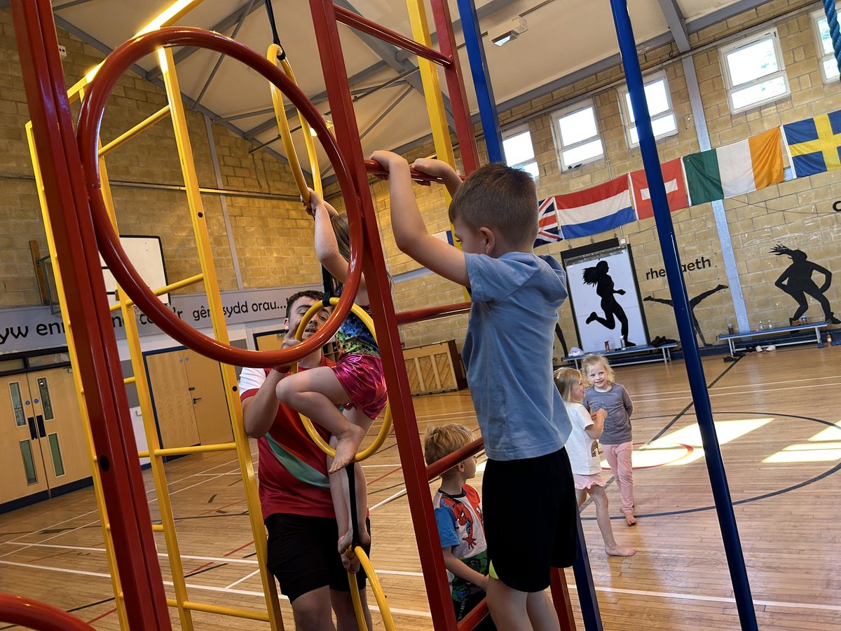 UrddGwent's tweet photo. Yn syth yn ôl ato! Gosod y safon yn uchel ar gyfer ein Clwb Gymnasteg Cymunedol @YsgolBroSannan . Mwy o heriau i ddod…🤸

Straight back to it ! Setting the standard high for our Community Gymnastic Club @YsgolBroSannan . More challenges to come …🤸‍♂️ https://t.co/lVVdjd2EUo