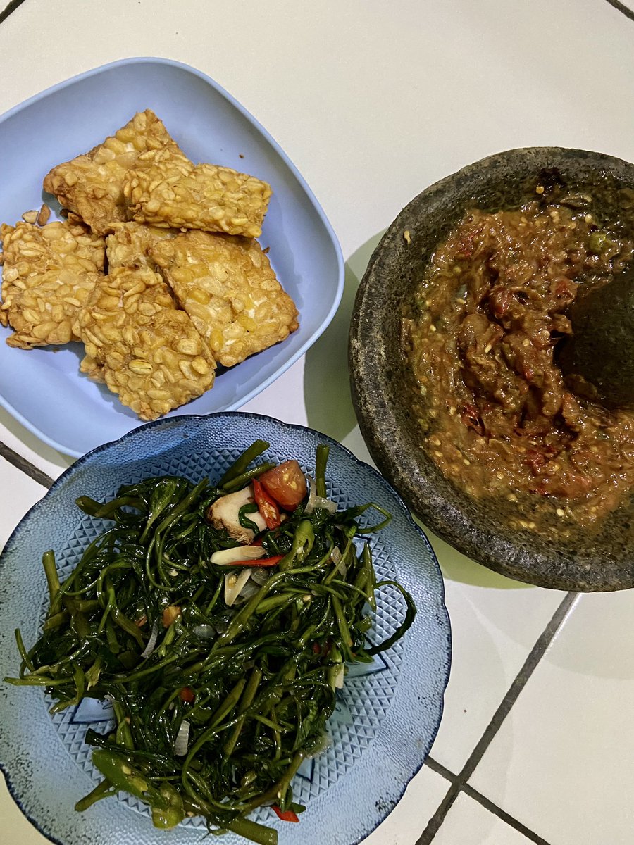 Oseng tempe pare dan tempe goreng + sambal trasi.