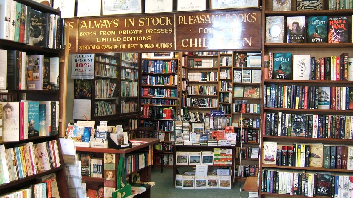 📚❤️ Do you have a favourite bookshop? We absolutely adore Broadhursts of Market Street in Southport! It's the perfect place to get lost looking for a good book 🌟🛍️ #bookshopping #booklovers #readingislife