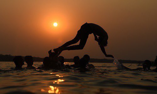 A perfect day to cool down in the lush water bodies. How was your summer vacation experience this year in India? 

#summer #india #tourism #vacation