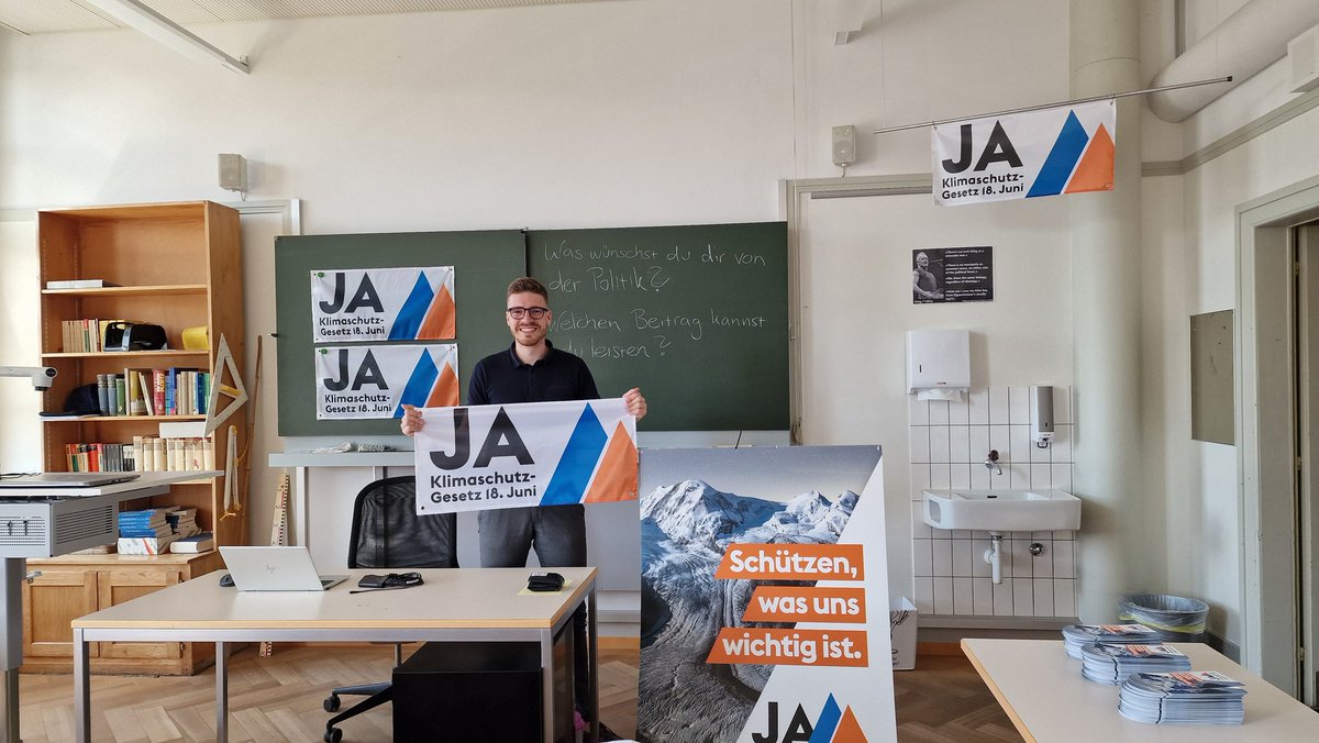 tobias_frehner's tweet photo. Nach einer längeren Diskussion mit der Schulleitung haben auch wir eine Plattform für liberalen Klimaschutz erhalten. Wir nutzen sie demokratisch für ein Zeichen in Bezug auf das Klimaschutzgesetz @klimaschutzja - dies wird von den Schülern sehr geschätzt. @fdp_bern #Kirchenfeld https://t.co/tVnyUPBRH1