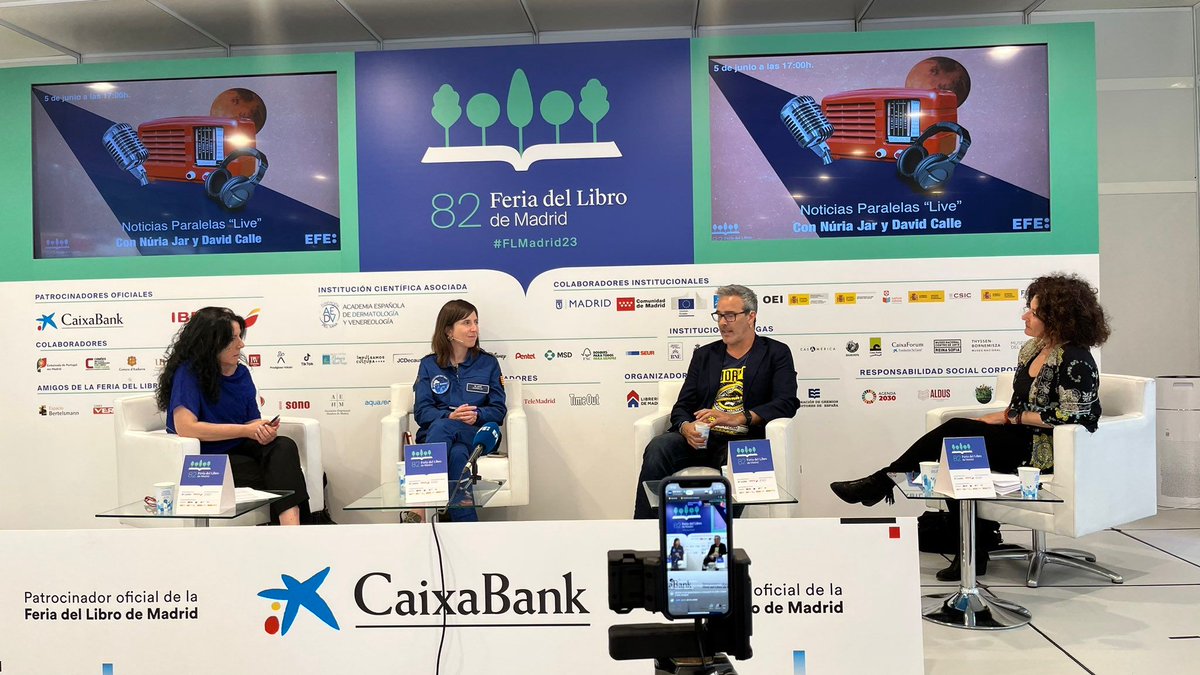 hypatia_mars's tweet photo. La nostra #CrewJournalist @nuriajar ha anat a la #FLMadrid23 per participar en el vídeo pòdcast Noticias Paralelas d'@EFEnoticias i parlar d'Hypatia I📝
🔗https://t.co/gL3kA3DTB8
👩🚀També ha tingut el plaer de conèixer a la Sara García la primera astronauta espanyola (@esa) 😍 https://t.co/2PkKMNUfzm