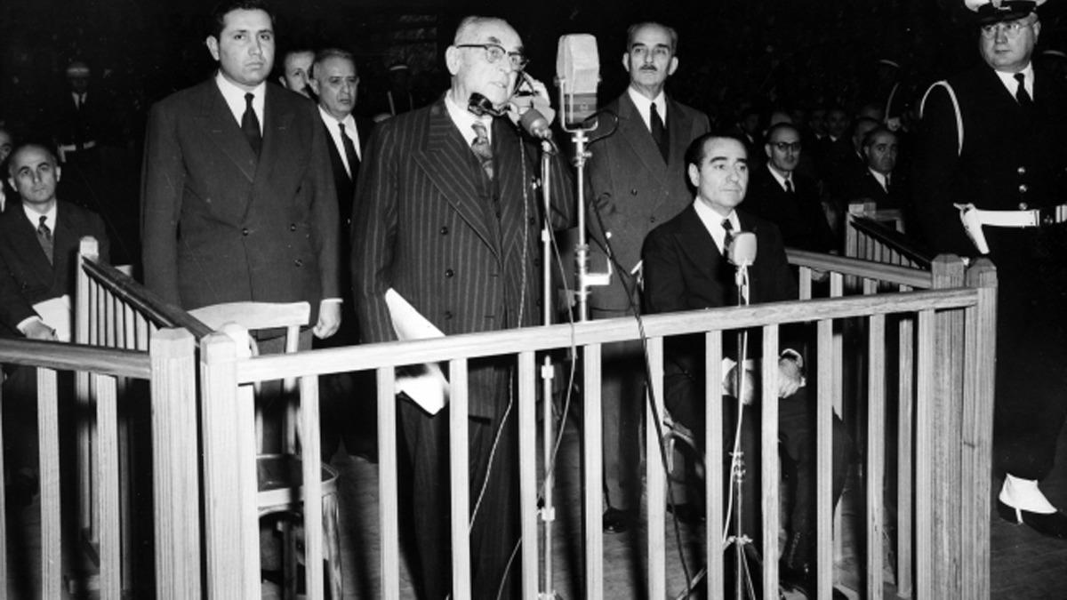 Tarihte bugün 6 Haziran 1962: #CelalBayar, Kayseri Cezaevindeki Günlüğüne #Yassıada hakkında şunları yazdı:
'Mahkemede Türkiye'de hakim vardır dediğime utandım... Türkiye'de hakim vardır ama Yassıada'ya uğramamışlardır.'

#adnanmenderes
#demokratparti