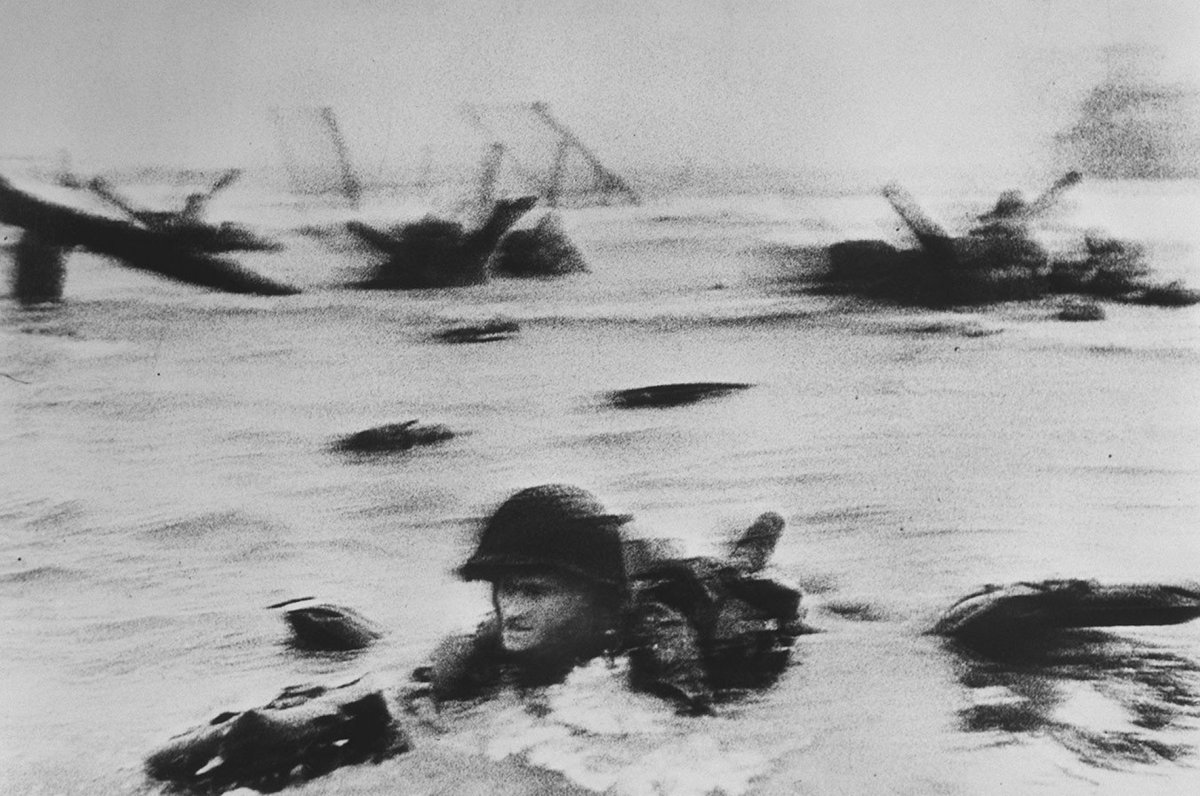 Il y a 79 ans, le #DDay avec les photos de Robert Capa,  seul reporter présent lors de la troisième vague sur Omaha Beach. 
#6Juin1944