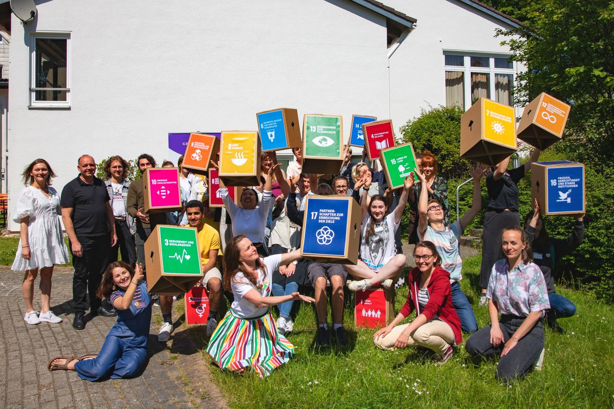 Juli_Poerting's tweet photo. Es war eine große Freude, eine Jugendprojektgruppe zu den #SDGs bei der Konferenz #MitmischenNRW unterstützen zu dürfen und sie auf ihren Pitch vor dem Staatssekretär vorzubereiten. Danke an @Germanwatch für die inspirierende Konferenz und besonders @AylinLehnert für die Orga! https://t.co/9ikG1LvyU5