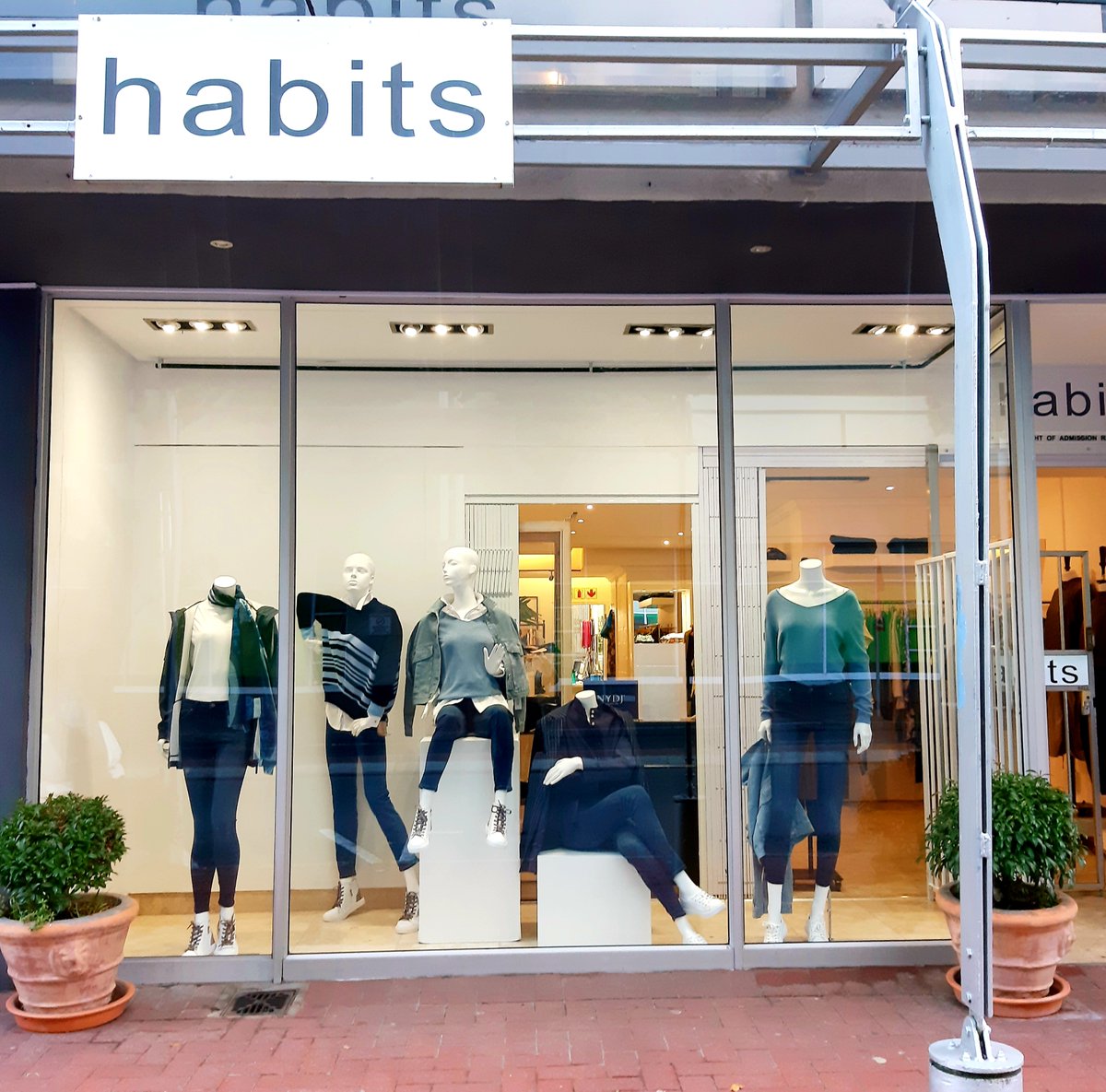 HabitsFashion's tweet image. Be bold in the cold 📷📷📷
This week's window is bursting with b(l)uetiful new winter looks! 📷📷 Beat the winter blues with a bit of retail therapy instore &amp;amp; online &amp;gt;&amp;gt; habits.co.za
#HabitsFashion #AW23 #Habitswindow #blue #bluefashion