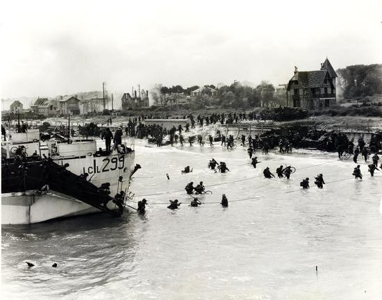 AnitaAnandMP's tweet photo. On this 79th anniversary of D-Day and the Battle of Normandy, we honour all those who landed on the beaches of Normandy to fight against tyranny and evil, and to free Europe from the Nazis. We have a sacred responsibility to keep their memory alive. Lest we forget. https://t.co/kwhIY35iwL