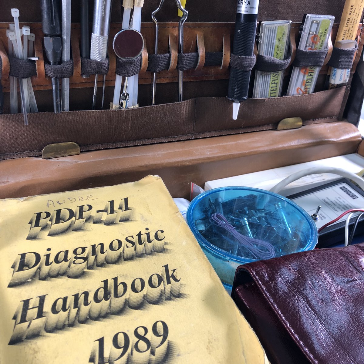 museebolo's tweet image. La mallette de diagnostic et de réparation, l&apos;outil de travail indispensable de A. Heitz qui a fait don de sa collection DEC/PDP au Musée Bolo.

#museebolo #pdp11 #pdp8 #museum #retrocomputing #heritage  #computermuseum #museumlife #homecomputer #lausanne #patrimoine #swissmuseum