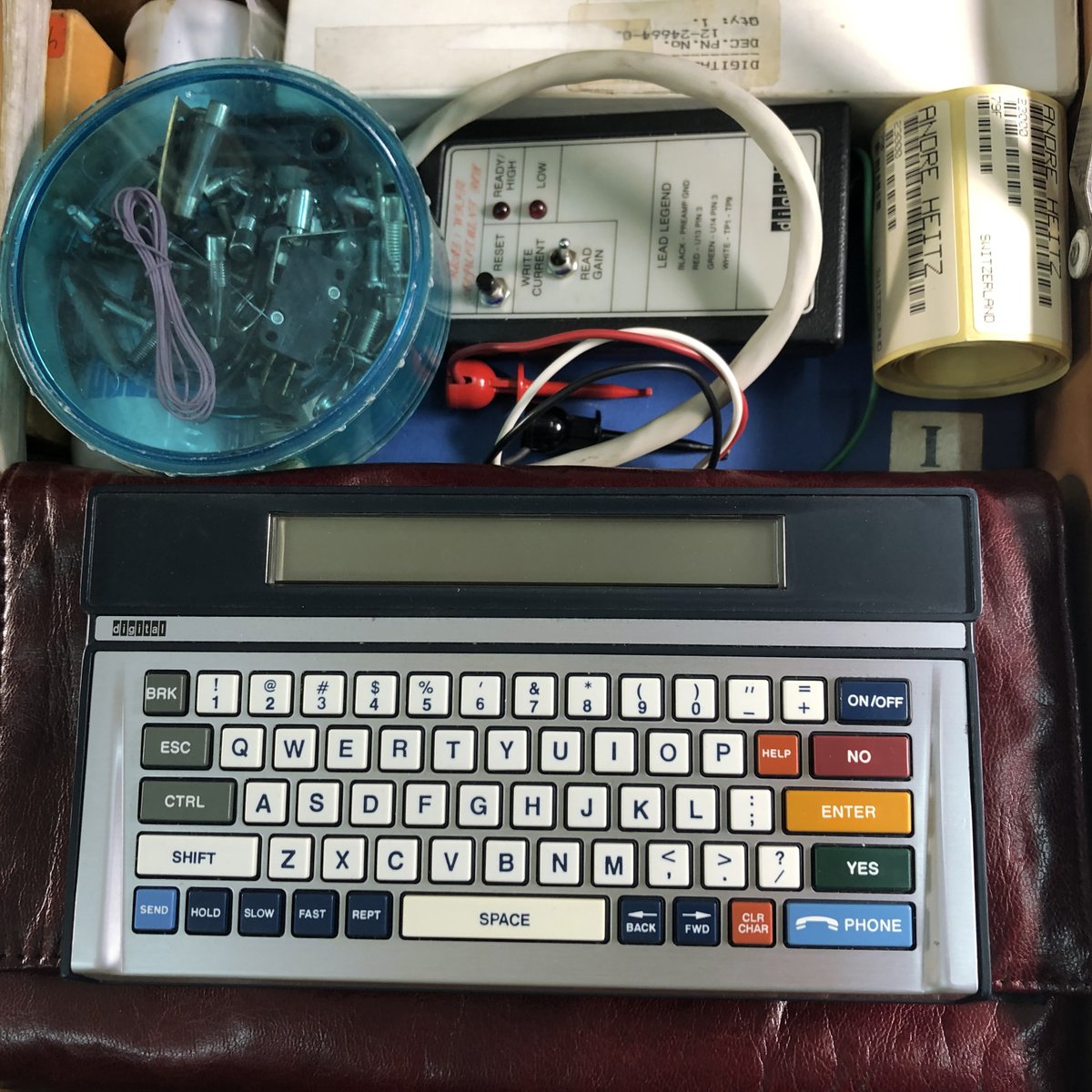 museebolo's tweet image. La mallette de diagnostic et de réparation, l&apos;outil de travail indispensable de A. Heitz qui a fait don de sa collection DEC/PDP au Musée Bolo.

#museebolo #pdp11 #pdp8 #museum #retrocomputing #heritage  #computermuseum #museumlife #homecomputer #lausanne #patrimoine #swissmuseum