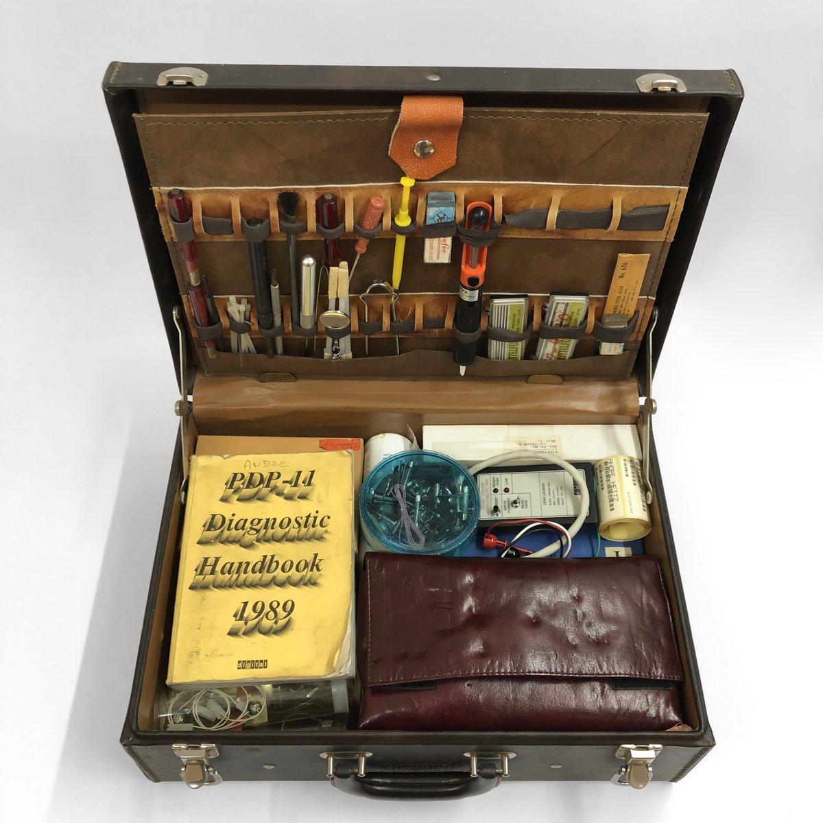 museebolo's tweet image. La mallette de diagnostic et de réparation, l&apos;outil de travail indispensable de A. Heitz qui a fait don de sa collection DEC/PDP au Musée Bolo.

#museebolo #pdp11 #pdp8 #museum #retrocomputing #heritage  #computermuseum #museumlife #homecomputer #lausanne #patrimoine #swissmuseum