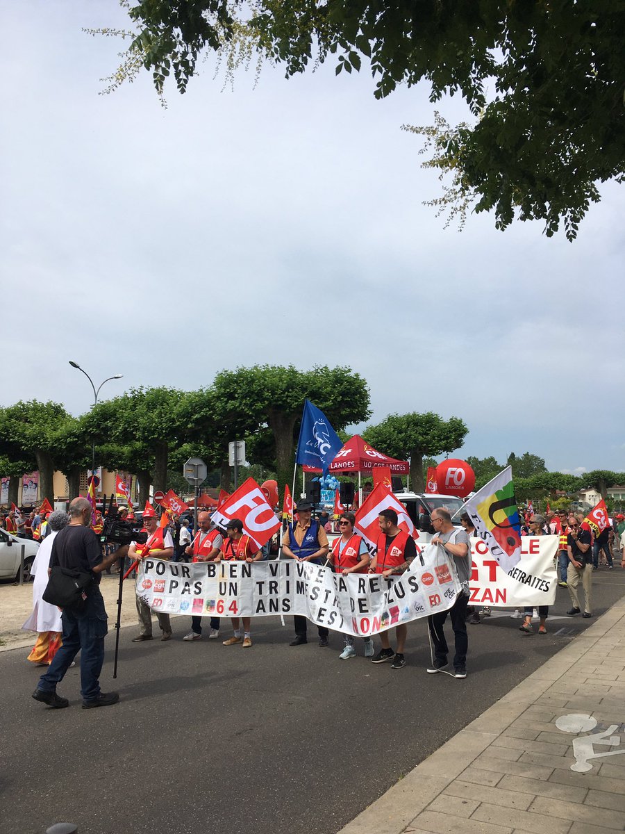 Le cortège contre la réforme des retraites se met en route à Mont-de-Marsan. La mobilisation est beaucoup plus modeste que lors des épisodes précédents