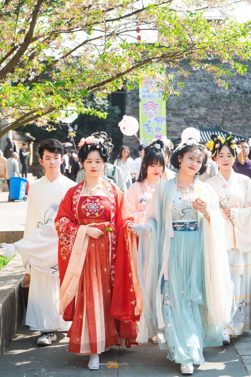 宋韵文化的审美精髓，是随俗雅化的从容韵致。临海爱好汉服的小姐姐们在街上展示自己宋韵服饰。
Young ladies who love Hanfu in Linhai are showcasing their Song Yun costumes on the street. #China #Song https://t.co/gUgWoCeT8c