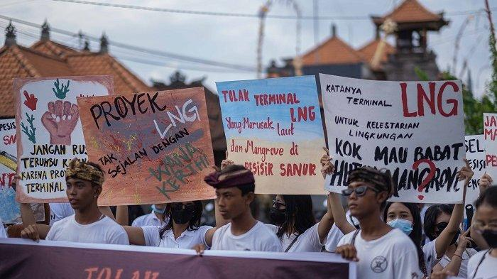 PWIPMBALI's tweet photo. Tak hanya mangrove dan terumbu karang yang keberadaannya terancam. Enam Pura (tempat suci umat hindu) pun diperkirakan terancam karena Terminal LNG akan mendorong terjadinya abrasi di daerah tersebut. #HariLingkunganHidup #BumiLestariPelajarBerseri #DukungPemimpinProLingkungan https://t.co/4v1D6KLPma