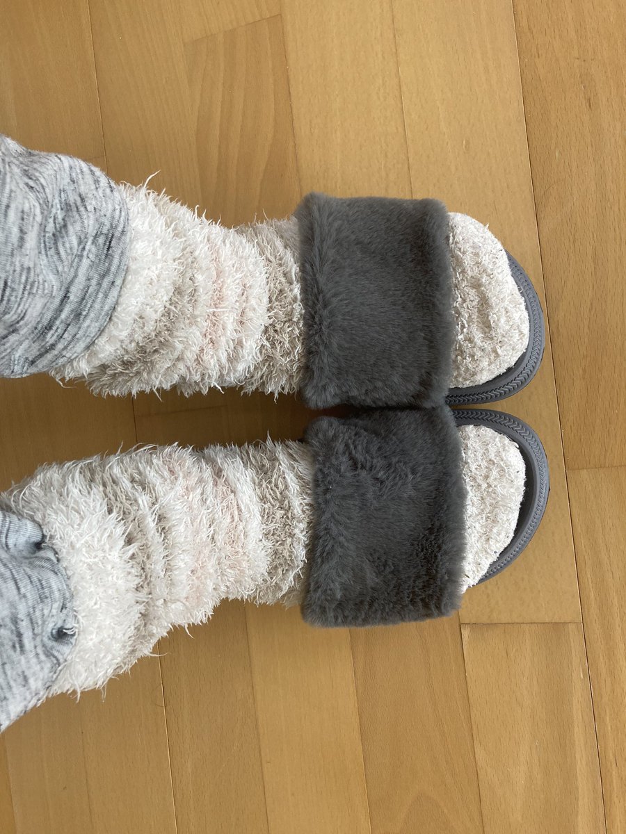 Kusuke20200505's tweet photo. あ、オランダ不満点も一つ。
朝晩まだ寒いし足元冷えるのにスリッパが売ってない件。ふわもこ靴下も。
なんとかACTIONでサンダルにファーが付いてるやつ昨日ゲットした。靴下は日本で3coinsで買ってきたやつ。
でもサンダル意外と快適だわw https://t.co/IlYJbqt148