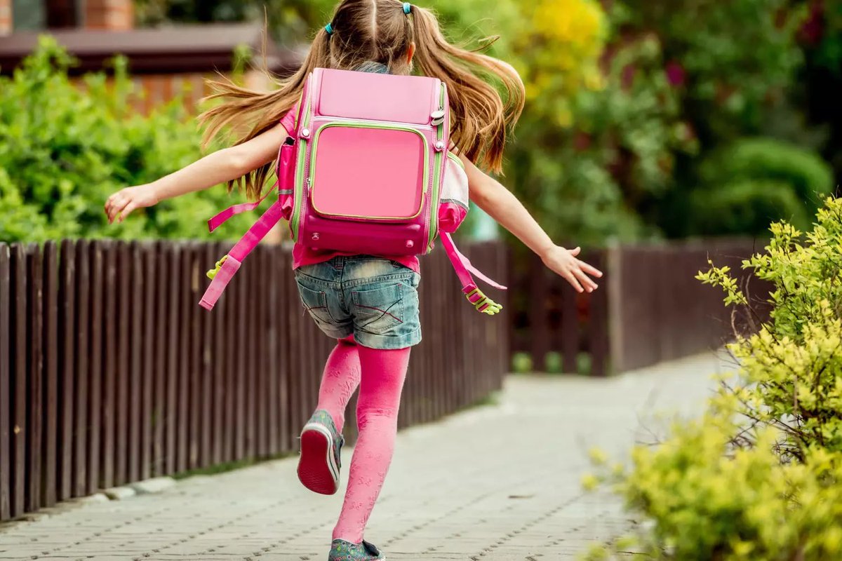 GossipRoomOff's tweet photo. 🚨 Ce lundi 5 juin, lors de la récréation, une petite fille âgée de 11 ans a agressé à coups de cutter dans le dos, l’un de ses camarades de classe de l’école Savignat à Créteil (Val-de-Marne). La victime, âgée de 10 ans, a été transportée à l’hôpital de Créteil et présente deux plaies au niveau du dos. Son pronostic vital n’est pas engagé. 

L’autrice des coups de cutter faisait l’objet de moqueries de la part d’un groupe de garçons. L'académie, elle, estime qu'à "l'heure actuelle, aucun élément ne permet de penser qu'il y ait une quelconque question de harcèlement dans cette affaire". Une enquête a été ouverte. 🚔 (via RMC)
