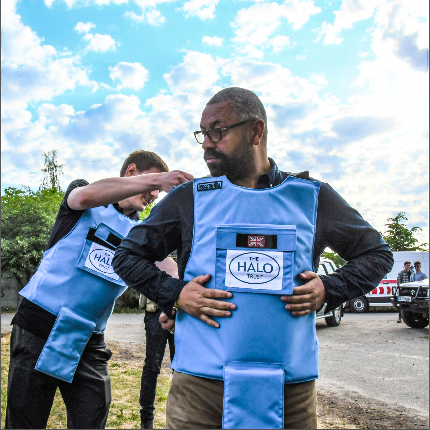 TheHALOTrust's tweet photo. Delighted to show Foreign Sec @JamesCleverly and Amb @MelSimmonsFCDO how we're using 🇬🇧 funding to clear landmines in 🇺🇦. Demining is a step on the path to #Ukraine's recovery and reconstruction. https://t.co/o9qeqYnjNe