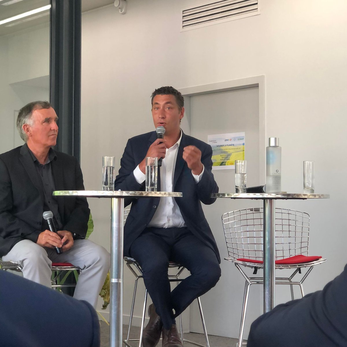 l'Opinion (@lopinion_fr) on Twitter photo 🔴 «On sait qu'une vache émet une tonne d'équivalent CO2/an. Or ce que personne ne prend en compte, c’est que s’il y a une vache, il a une pairie, qui séquestre également du CO2. L'empreinte carbone de l'élevage doit être envisagée dans sa globalité.» <a href="/vandaele_sa/">Samuel Vandaele</a> (<a href="/CarbonAgri/">France CARBON AGRI Association</a>) 🔴 «On sait qu'une vache émet une tonne d'équivalent CO2/an. Or ce que personne ne prend en compte, c’est que s’il y a une vache, il a une pairie, qui séquestre également du CO2. L'empreinte carbone de l'élevage doit être envisagée dans sa globalité.» <a href="/vandaele_sa/">Samuel Vandaele</a> (<a href="/CarbonAgri/">France CARBON AGRI Association</a>)
