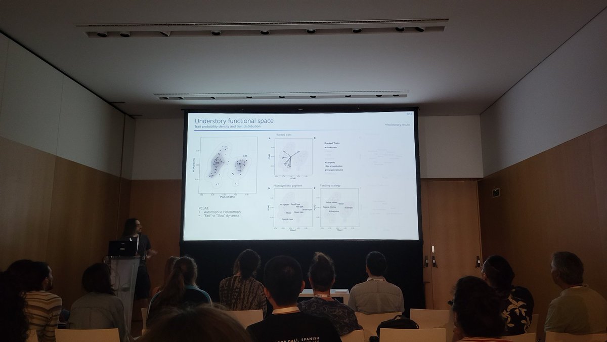 @Yanis_ZM talking on trait-based approaches to track changes in the coralligenous structure and their functioning. #ASLO23