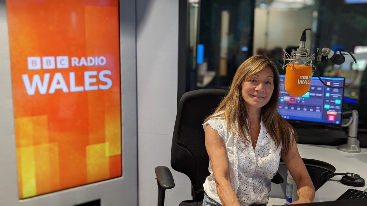 Joining Anna Ryer Richardson from 2pm

 📚 Author @jo_thomas01 talks about her latest novel, 'Summer at the Ice Cream Café'

 💼 Solicitor Lisa Davies gives expert advice about lasting power of attorney

 🐾 The legendary @ProfNoelFitz talks about his new show, 'Beyond Supervet”