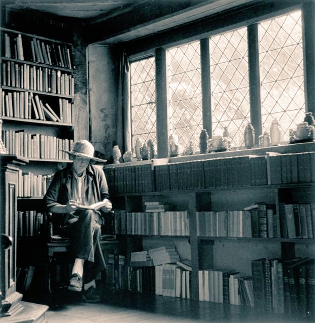 womensart1's tweet photo. Vita Sackville-West, 1948, the English poet, novelist, and garden designer who had a love affair with Virginia Woolf, by photographer Gisèle Freund #WomensArt https://t.co/LYf6PbS7Ya