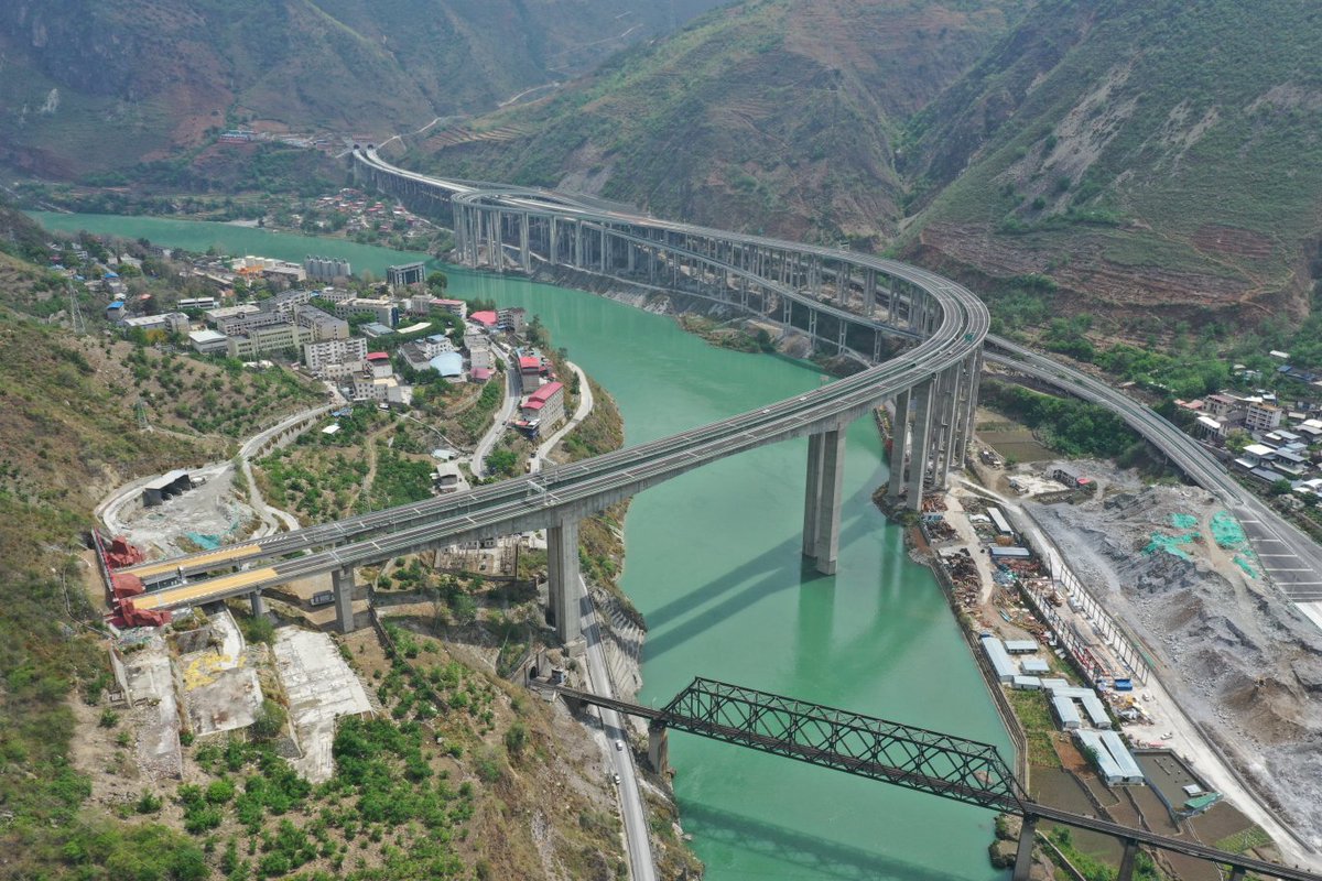 SichuanDaily's tweet photo. On June 6, the Emei to Hanyuan #Highway Daxiagu #Tunnel, the world's deepest highway tunnel, was completed.
The maximum overburden depth of the tunnel is 1,944m, with high terrain, high slope, unique geographical location, and complex geological structure. #SichuanSC #SichuanAnyi https://t.co/nOk8jl2fN6