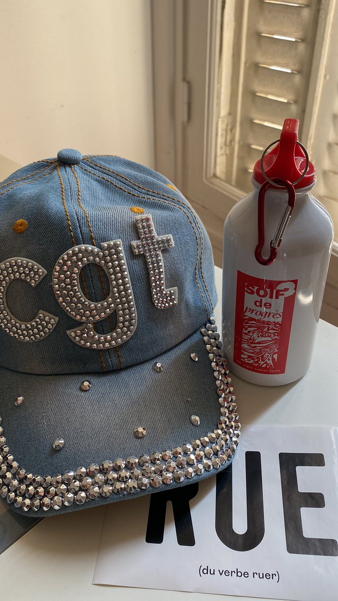 CGTCadresTechs's tweet image. #NonALaReformeDesRetraites On n’oublie pas son kit « summer manif » pour rappeler au gouvernement que non tout n’est pas écrit d’avance casquette 🧢☀️🔥