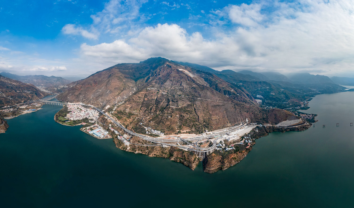 SichuanDaily's tweet photo. On June 6, the Emei to Hanyuan #Highway Daxiagu #Tunnel, the world's deepest highway tunnel, was completed.
The maximum overburden depth of the tunnel is 1,944m, with high terrain, high slope, unique geographical location, and complex geological structure. #SichuanSC #SichuanAnyi https://t.co/nOk8jl2fN6
