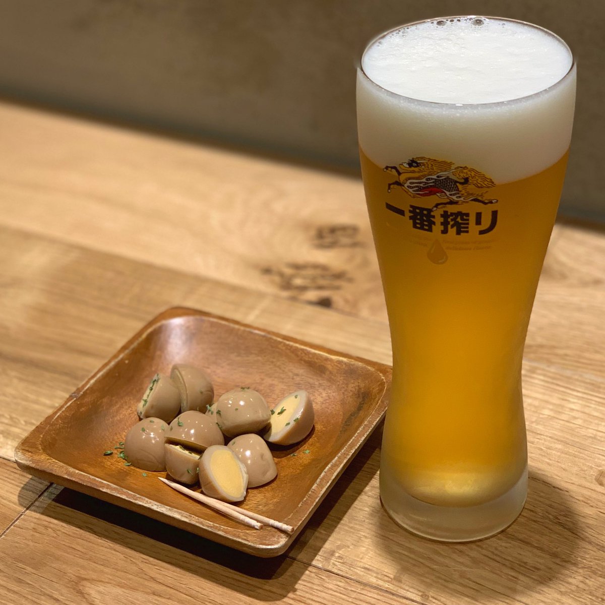 oOSPACENiigata's tweet photo. ●〇｡ﾟ━━━━━━━

人気のおつまみ紹介🍷④
うずらの卵燻製

━━━━━━━━●〇｡ﾟ

国産のうずらの玉子を北海道産の昆布粉末、沖縄の黒蜜、鰹だし、醤油でじっくり煮込んだコクのある美味しさにビールが止まらない...です🤤🍺

#oospace #新潟 #古町 #カフェバー #コミュニティスペース https://t.co/KnbizwEfsU