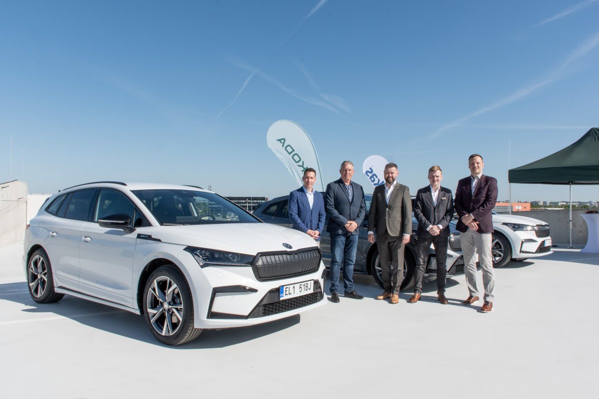 skodaautonews's tweet photo. #Skoda Auto has made its first delivery of new #SkodaEnyaq 80 #electric #cars to CPI Property Group (@CPIPG_SA). ⚡ To ensure a smooth transition to a fully electrified fleet, the Group will use the #Chargee platform to manage charging at company-owned and public charging stations. 🔌