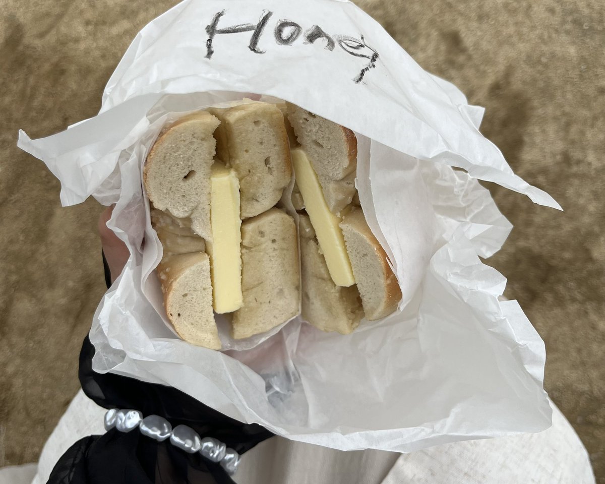_latteeee_'s tweet photo. 大好きなベーグル買って
公園で食べた朝🥯🧈
 #日常垢 https://t.co/BLRF0HhlOc