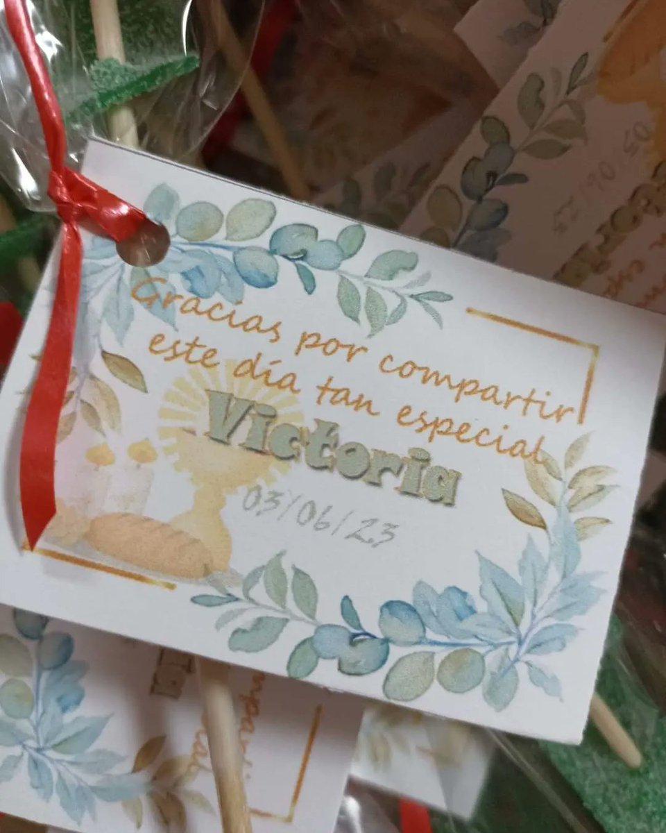 dulziamassanass's tweet photo. Y en la comunión de Victoria cada comensal tuvo su rosa de chuche. Un detalle muy especial. Gracias por pensar en Dulzia Massanassa siempre! #detallescomunion #Dulzia #massanassa #detallesdulces #chuces #detallespersonalizados #regalosoriginales #regalospersonalizados https://t.co/SqWHvtQ5jB