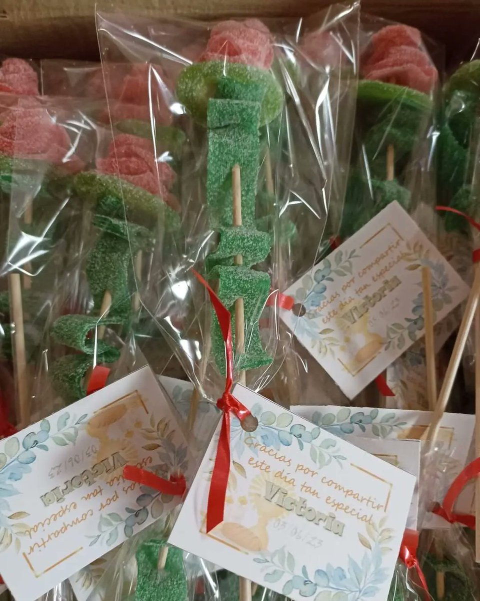dulziamassanass's tweet photo. Y en la comunión de Victoria cada comensal tuvo su rosa de chuche. Un detalle muy especial. Gracias por pensar en Dulzia Massanassa siempre! #detallescomunion #Dulzia #massanassa #detallesdulces #chuces #detallespersonalizados #regalosoriginales #regalospersonalizados https://t.co/SqWHvtQ5jB