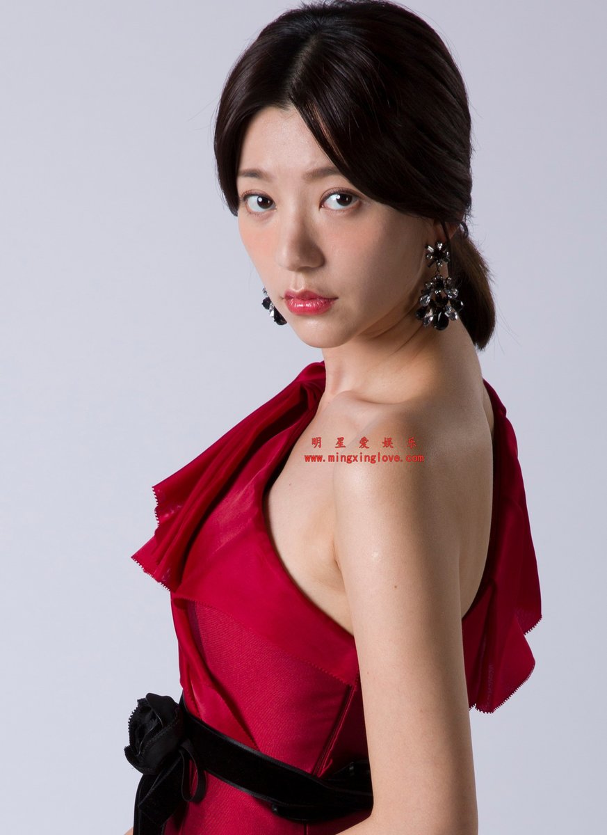 mingxinglove on Twitter: 郭雪芙 参加某综艺节目时的定妆照花絮照片，大尺度露背短裙、光脚高跟造型，放大可看清肌肤 ...