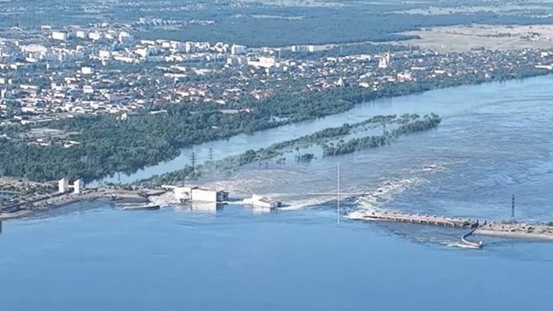 Very important on #Kakhovka. The chronology of the terrorist attack by Russian terrorists. Or how Russians screwed in their excuses. At two o'clock in the morning, the Russians blow up the Kakhovka hydroelectric power station, but they don't see how much. It's not very visible,