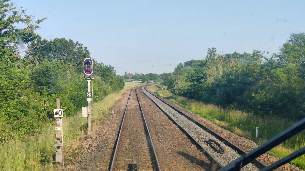 Ça roulait bien depuis Mulhouse... Jusqu'à qq km après Vendeuvre, où un sémaphore de BAPR récalcitrant nous a valu qq km en marche à vue. Résultat : 30 minutes de retard sur notre <a href="/TERGrdEstParis/">TER Grand Est Paris</a> 😔