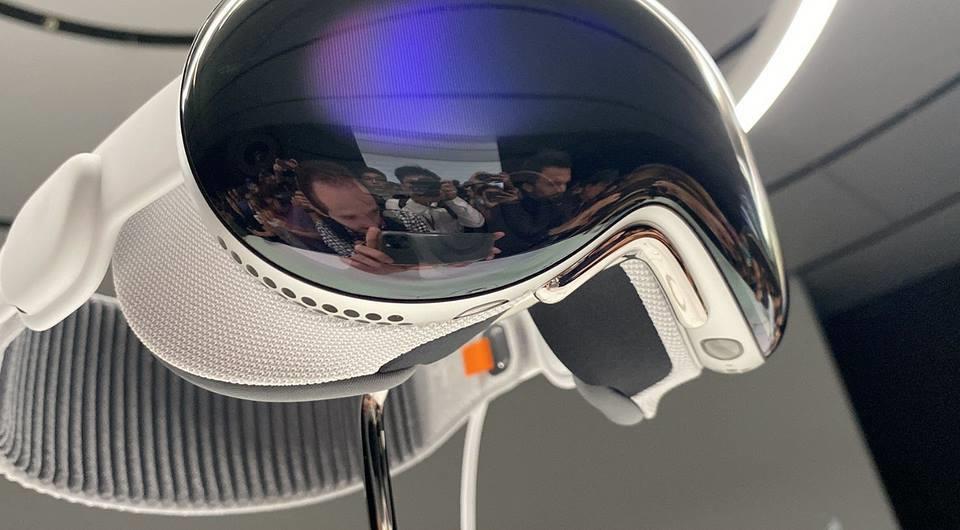Опубликованы «живые» фото AR-гарнитуры Apple Vision Pro — стильные, модные очки за 280 000 рублей

ichip.ru/novosti/opubli…