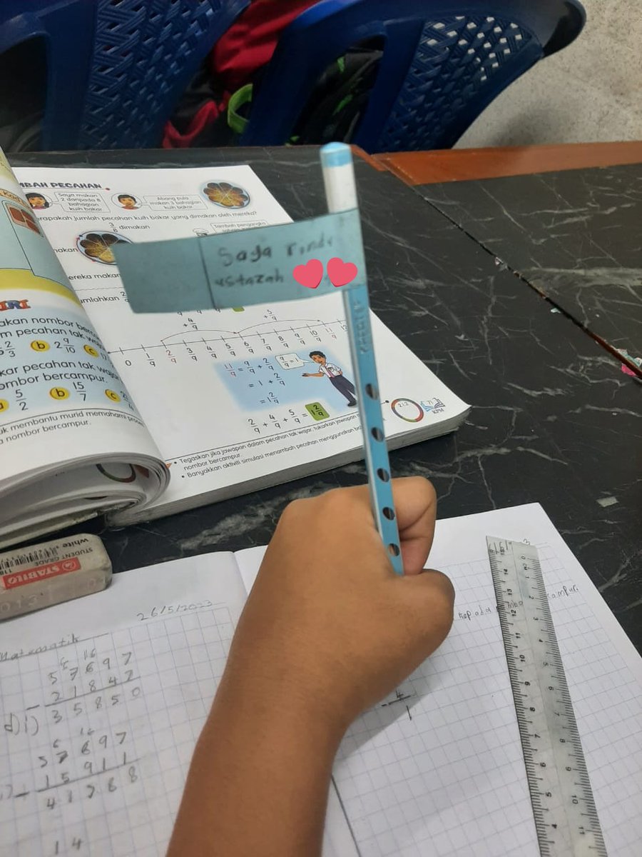 MHunter_98's tweet photo. Masih di fasa 'berair mata' bila teringat anak² murid di sana 🥲. Tambah pulak bila dapat gambar ni. Pensel (beserta Arabic quote+maksud) ni pemberian buat murid² sebelum berhenti haritu. Pensel biasa je, sekadar untuk ingatan. Apapun, moga diri lekas 'move on' sepenuhnya 🙃🙂. https://t.co/7BF1uy0RUg