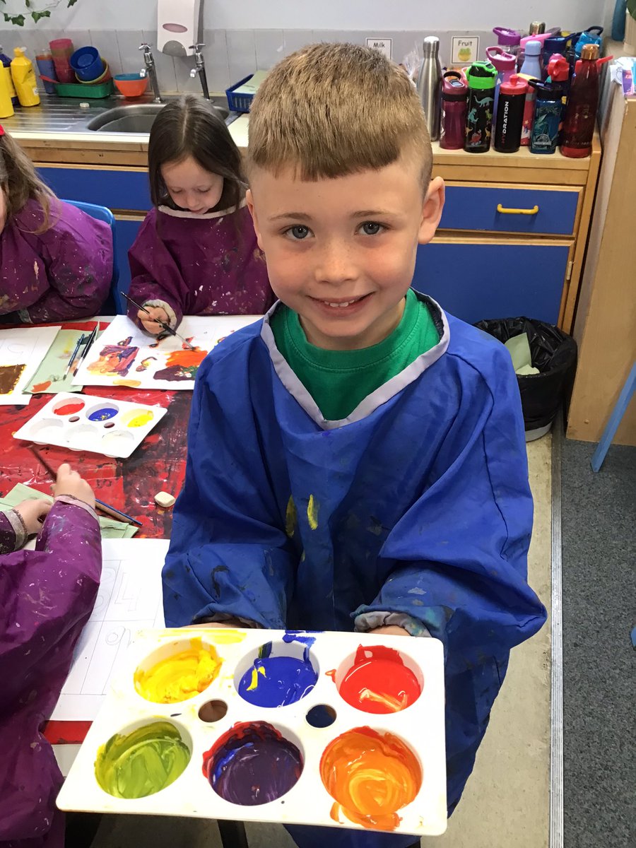AGFS_Year1's tweet photo. In Art we have been inspired by the artist Jasper Johns and his artwork ‘numbers in colour’. We created our own art work in the style of Jasper using the 3 primary colours. We then explored colour mixing and created our own secondary colours orange, green and purple. https://t.co/0OjRRWGzd3