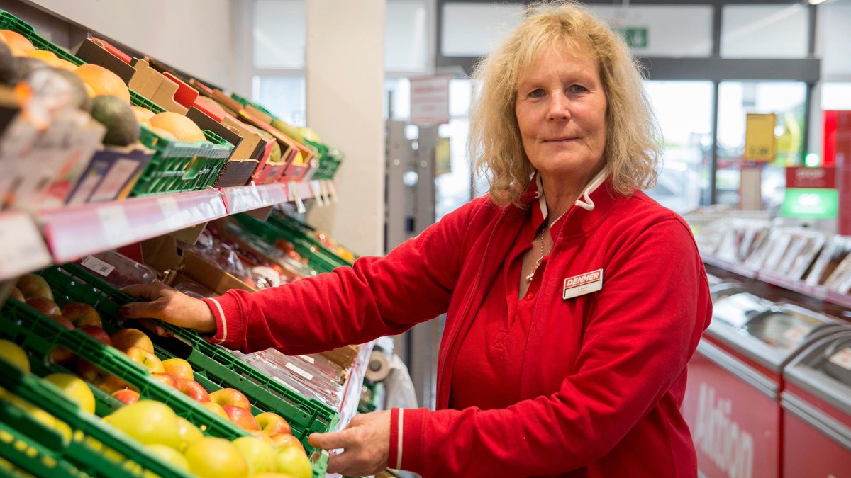 Karriere kurz vor 60: Bei der Migros-Gruppe kein Problem. Das zeigt Denner-Mitarbeiterin Ruth Stalder, 61 aus Bowil BE, die sich vor zwei Jahren zur Filialleiterin hat ausbilden lassen. Hier gehts zum Bericht: corporate.migros.ch/de/Magazin/202… 💪👩‍🎓