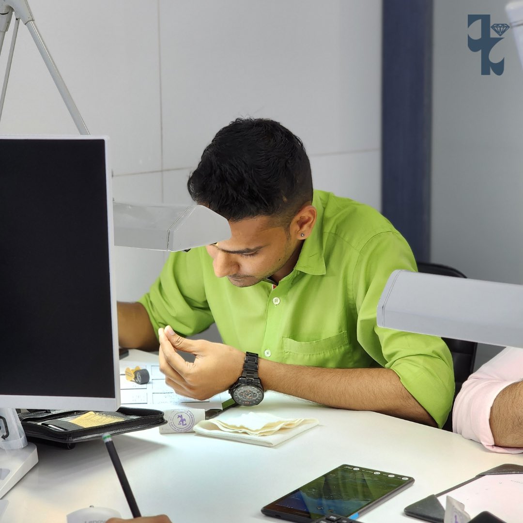 JKDIGJ's tweet image. Experience the captivating Diamond classroom of @JKDIGJ , where passion converges to create sparkling dreams! (1/2)
#diamonds #diamondgraduate #diamondcourse #polisheddiamond #roughdiamonds #practicaltraining #businessstartup #marketknowledge #careeringemsandjewellery